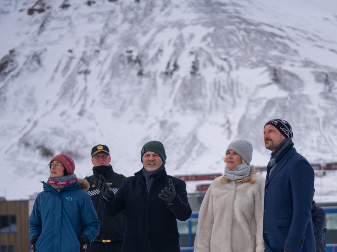 Kronprinsparet fikk høre om dagen i 2015 da snøskredet ødela en rekke boliger og drepte to mennesker i Longyearbyen. Foto: Simen Sund, Det kongelige hoff